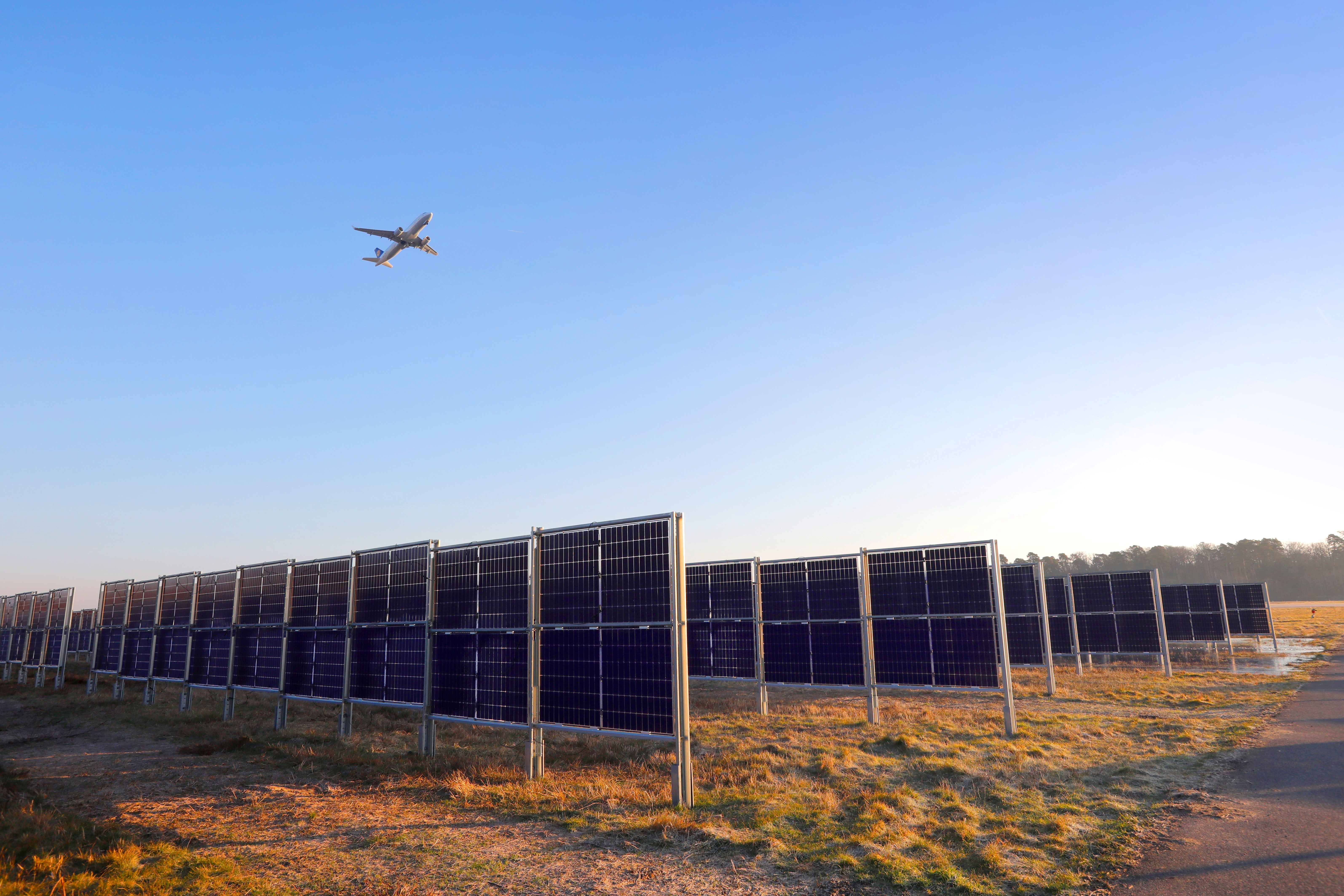 Die neue PV-Anlage befindet sich direkt an der bekannten Startbahn West.
