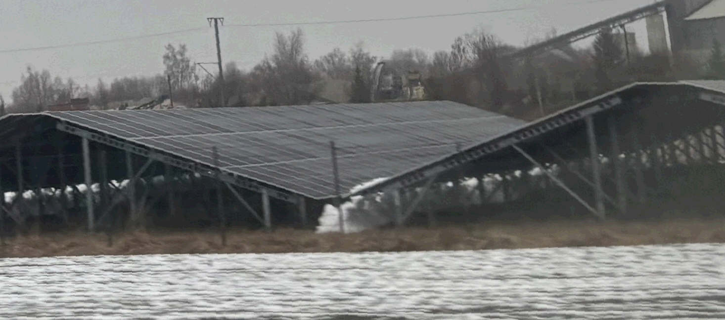 Solartische mit Schnee